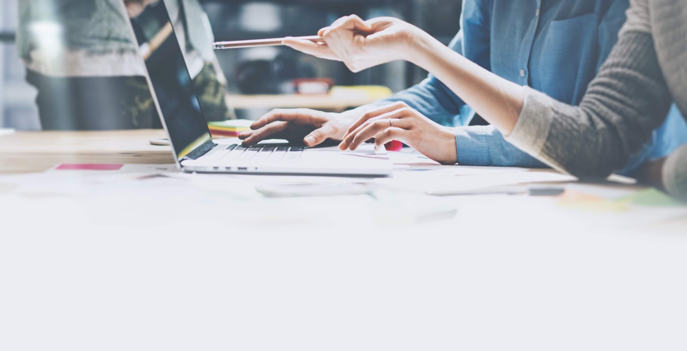 ABOUTマーケティング×最適なコンテンツ制作高い専門知識とスキルを持ったエンジニアチーム。自社プラットフォーム”Insight Cloud”を活用しマーケティングに必要なデータを収集・解析するコンサルティングチーム。マーケティング結果から最適なコンテンツやサービスを制作するクリエイティブチーム。