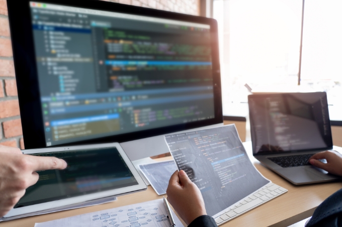 論文調査、技術調査、他社サービス分析を徹底して実施